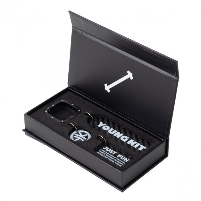 YoungKit Karbon Fiber Görünümlü Logolu Anahtarlık YoungKit Karbon Fiber Görünümlü Logolu Anahtarlık